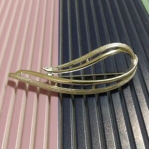 Silver vintage swoop pin brooch